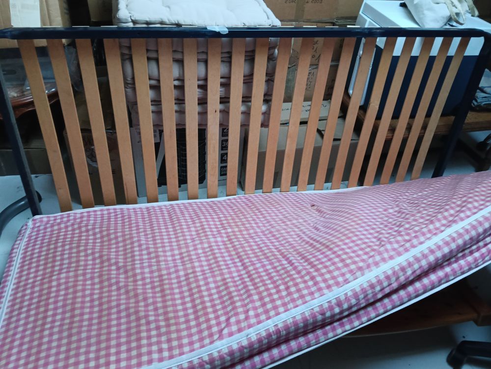 Lit avec sommier et matelas 90*190 us&eacute; Meubles