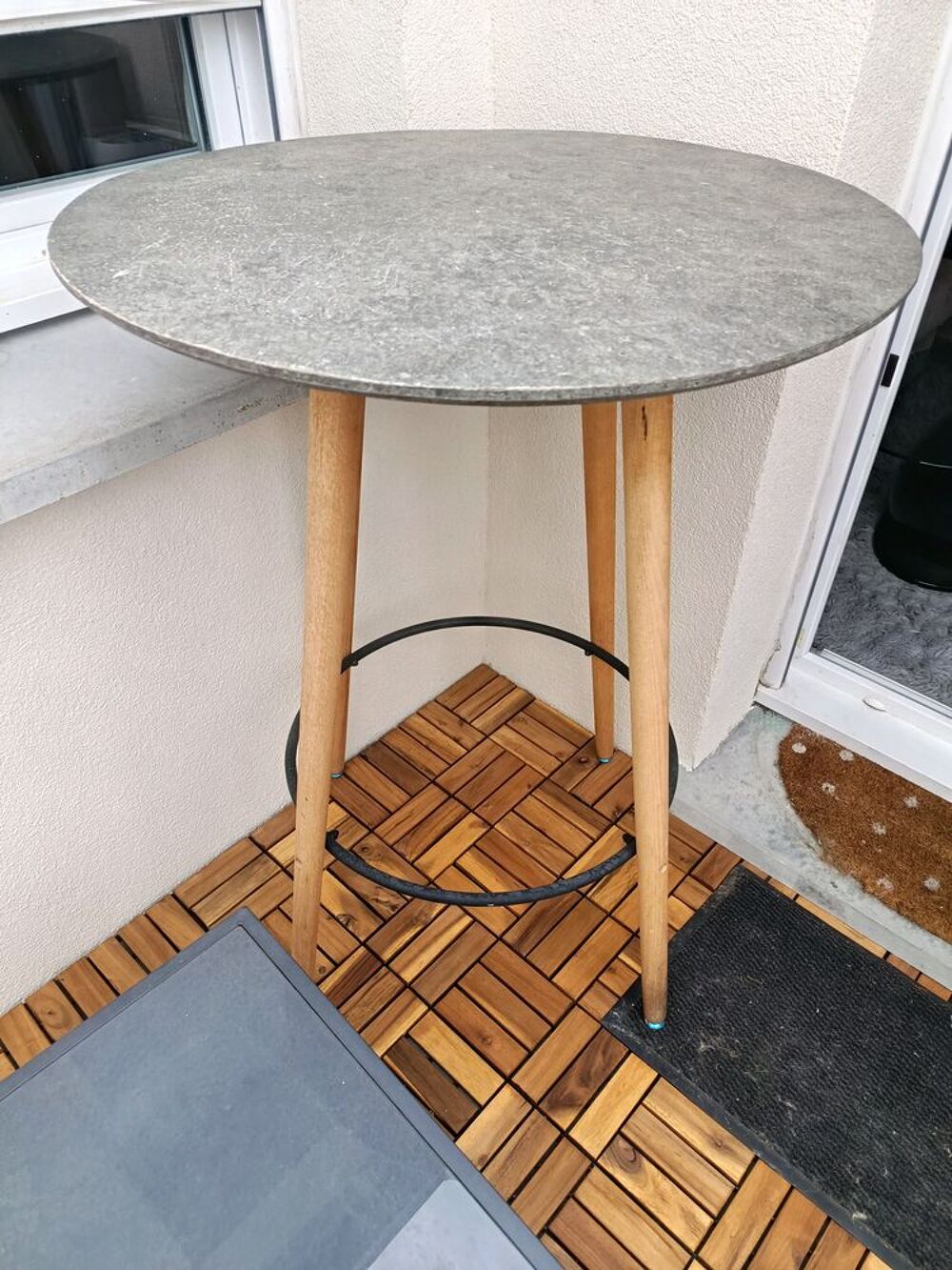 Table haute et 3 chaises hautes.
Meubles