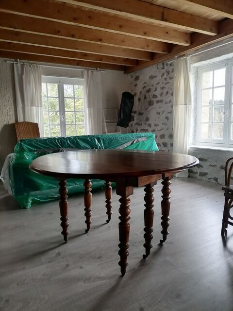TABLE RONDE ANCIENNE EN NOYER.  190 Marlhes (42)