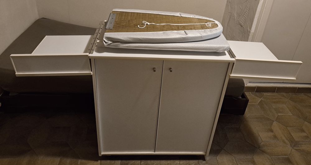 Meuble de rangement avec table &agrave; repasser int&eacute;gr&eacute;e Meubles