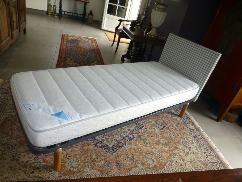 2 lits avec sommier, matelas, t&ecirc;tes de lits.
Meubles