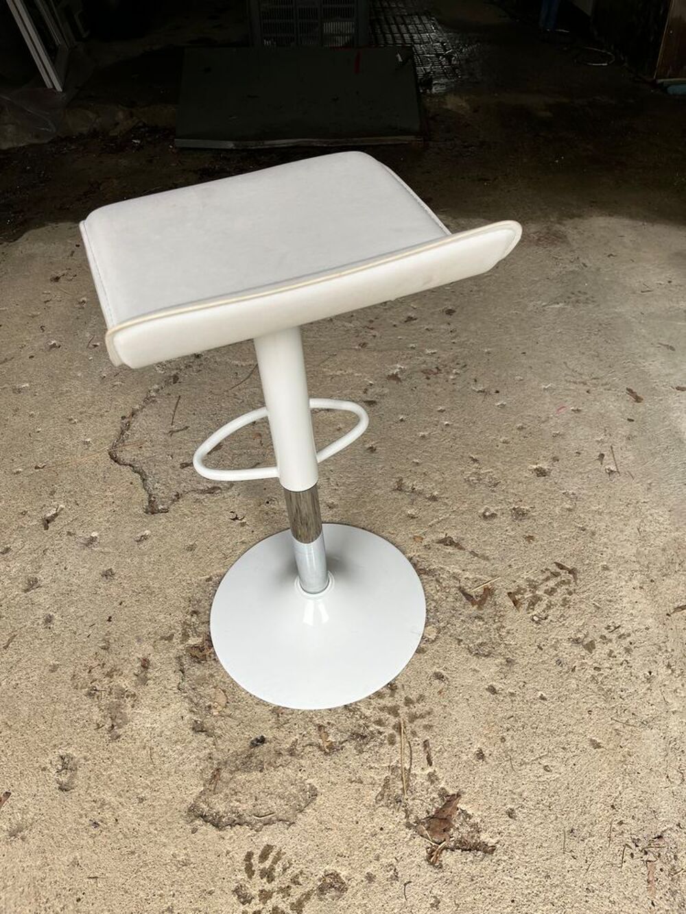 2 tabourets de bar en cuir blanc sur pied rond Meubles