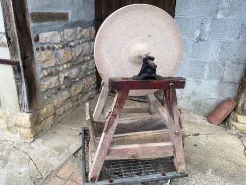 Meule en pierre 30 Polliat (01)