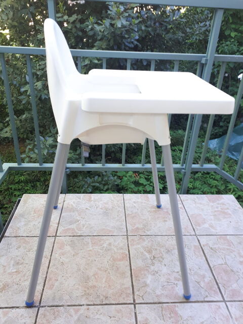 Chaise haute blanche en plastique pour b�b� Montigny-Lencoup (77)