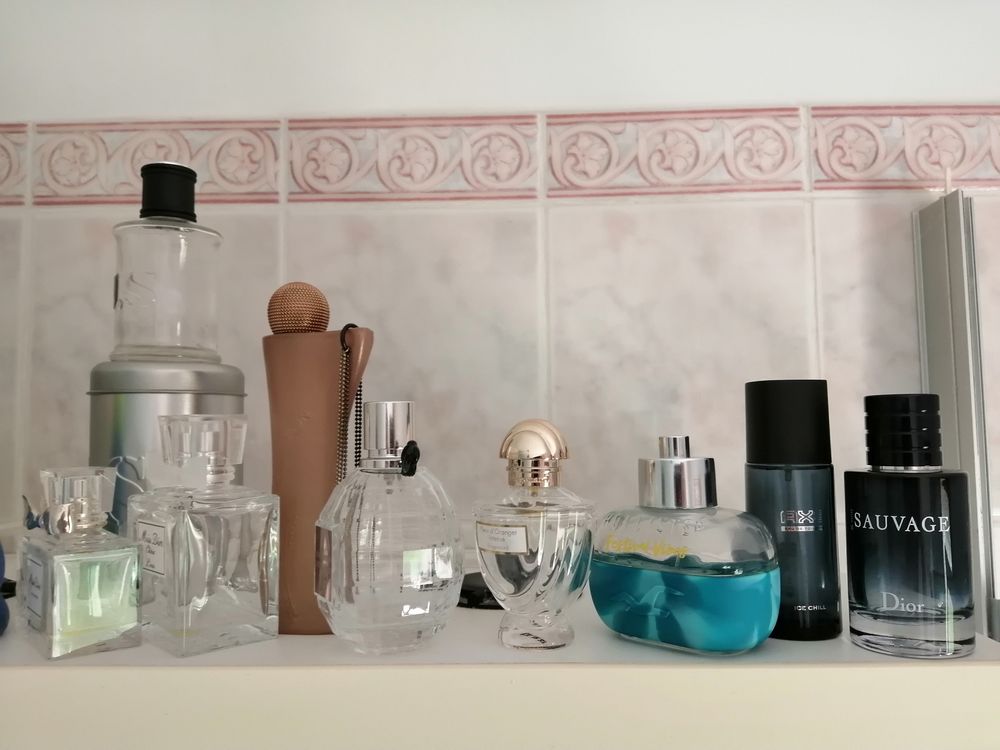 BOUTEILLES DE PARFUM VIDES 