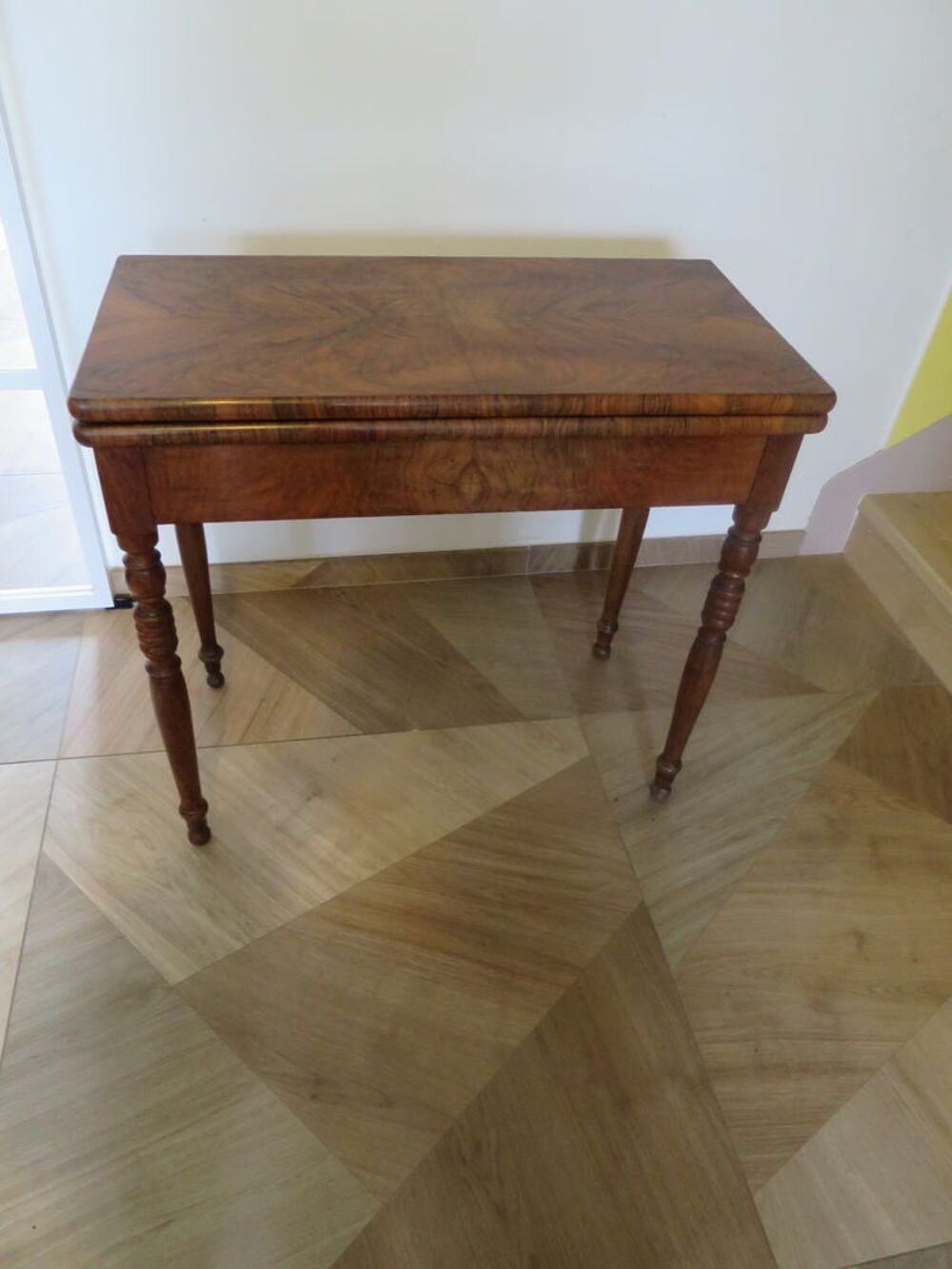 Superbe table de jeux en ronce de noyer - Style Louis Philip Meubles