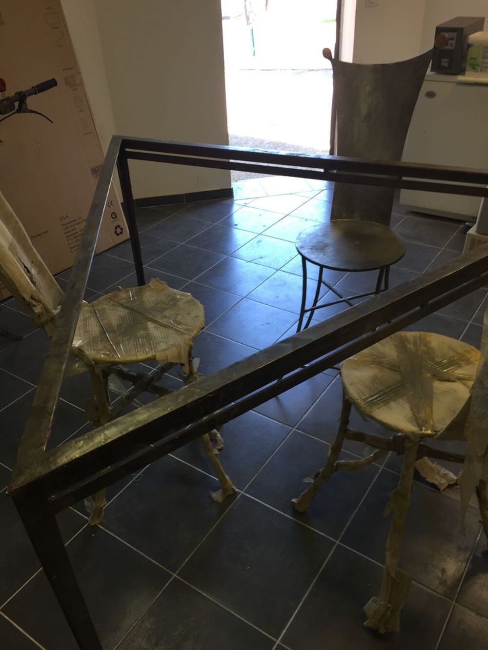 Table metal avec trois chaises Meubles