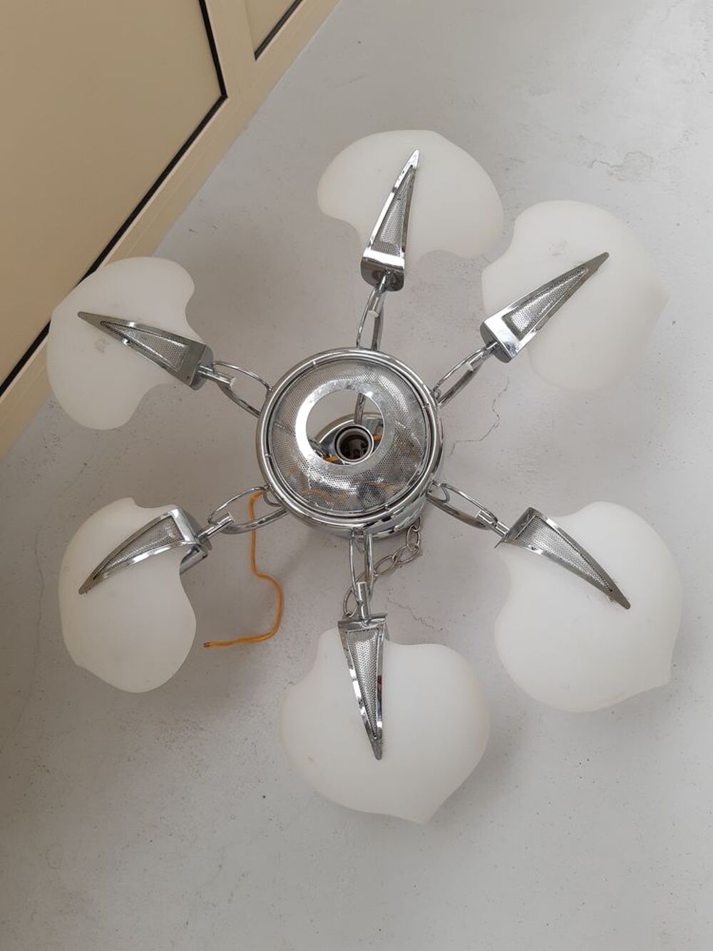 Lustre av 6 Coquilles Blanches &amp; M&eacute;tal. Décoration