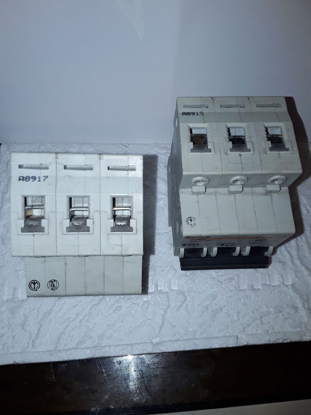 LOT 2 DISJONCTEUR TRI 20135 Bricolage