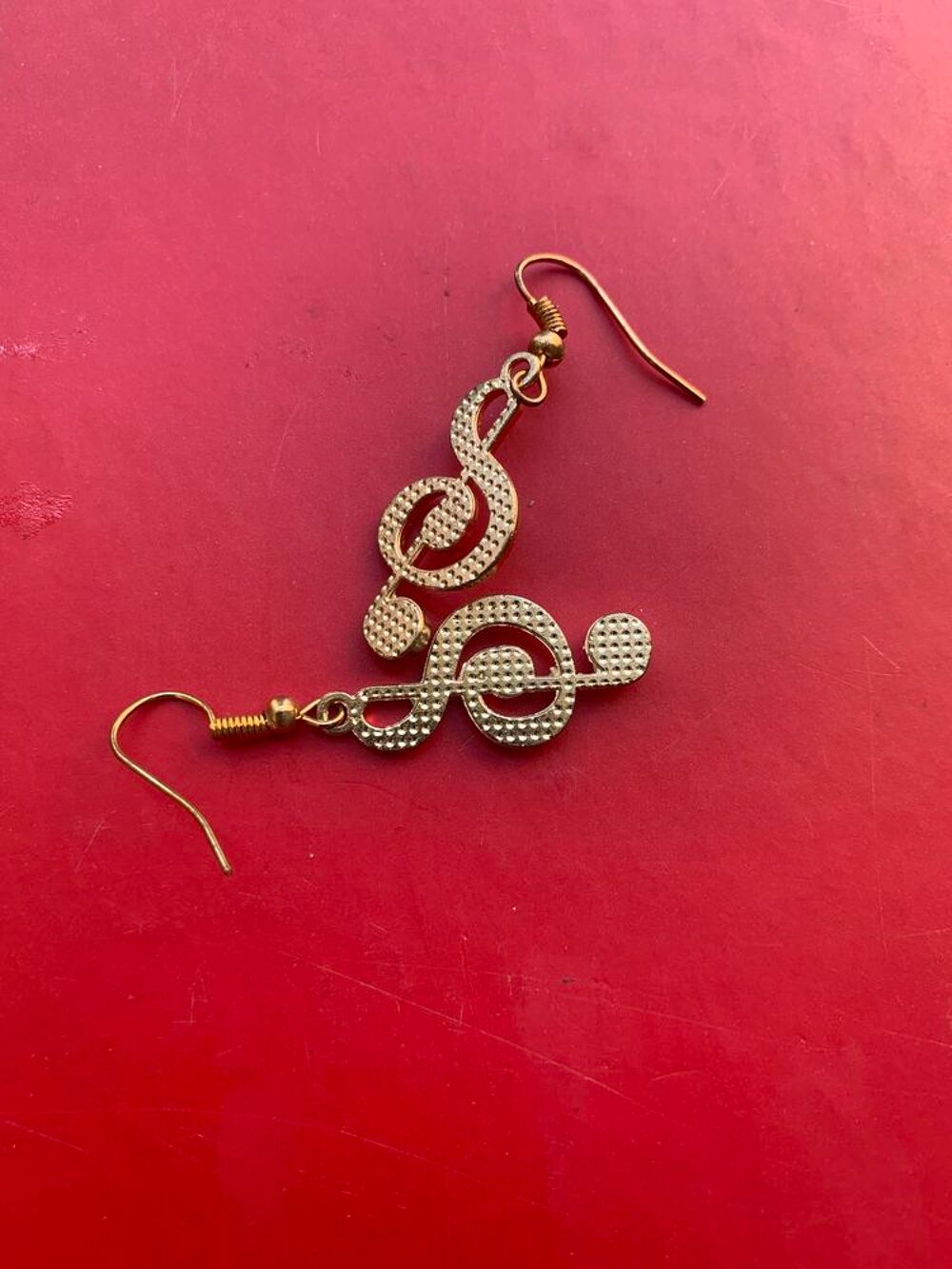 Boucles d'oreilles pendentif en forme de cle de sol dor&eacute; incrust&eacute; de strass scintillant Bijoux et montres