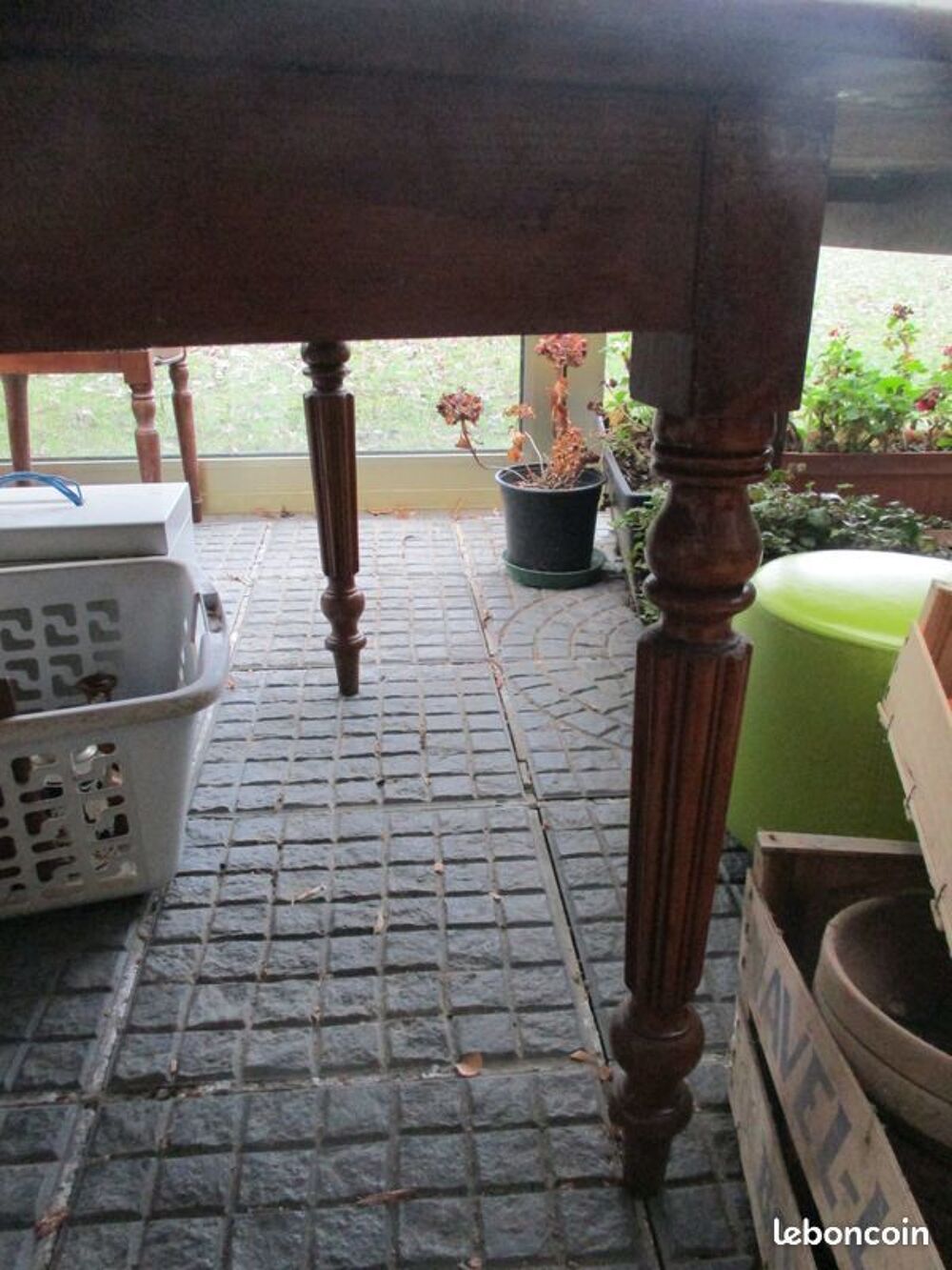 Tr&egrave;s grande TABLE carr&eacute;e - en CHENE - CHEVILLEE BOIS = 100 E Meubles