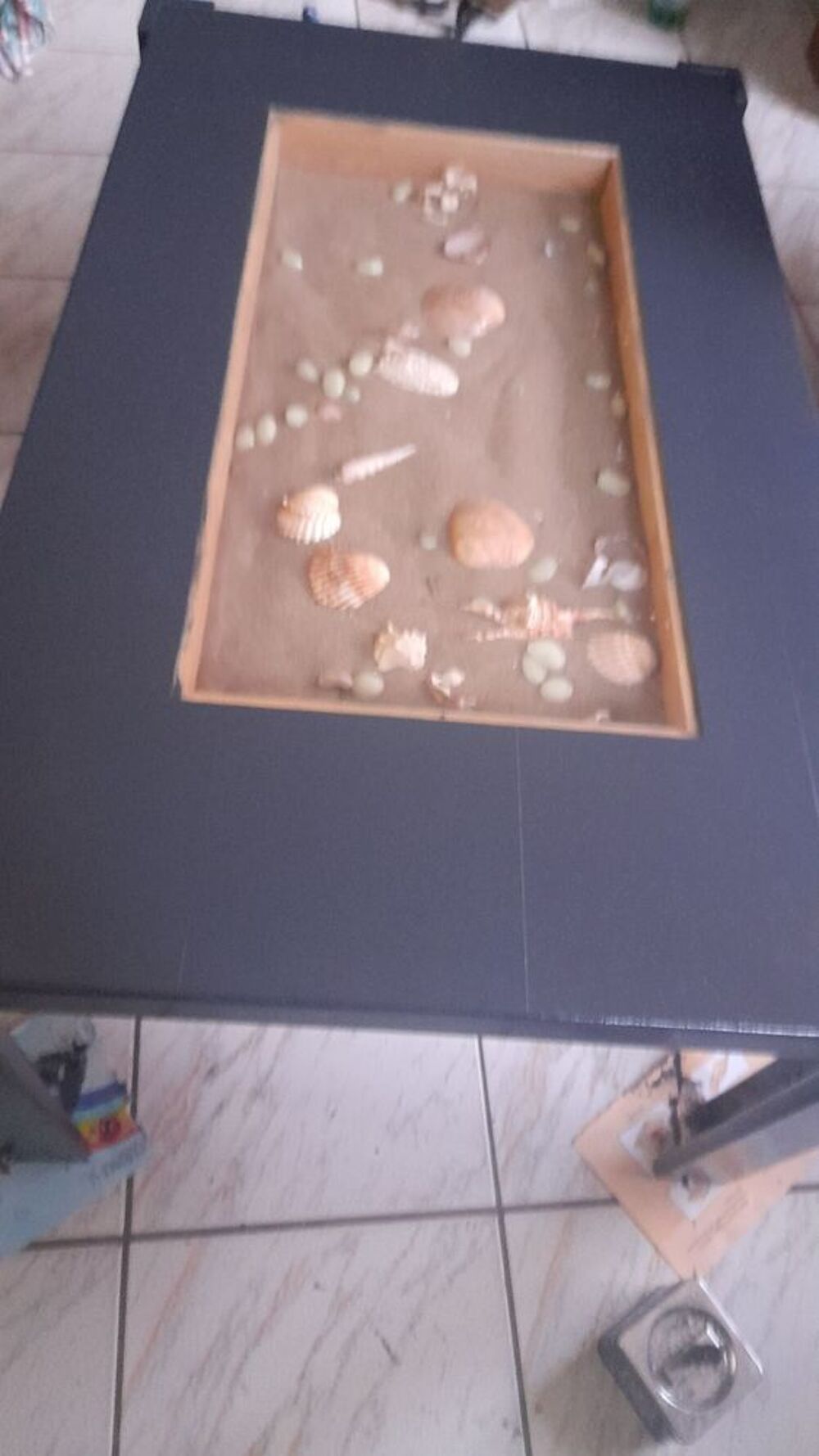tres belle table de salon avez deco coquillages. Meubles