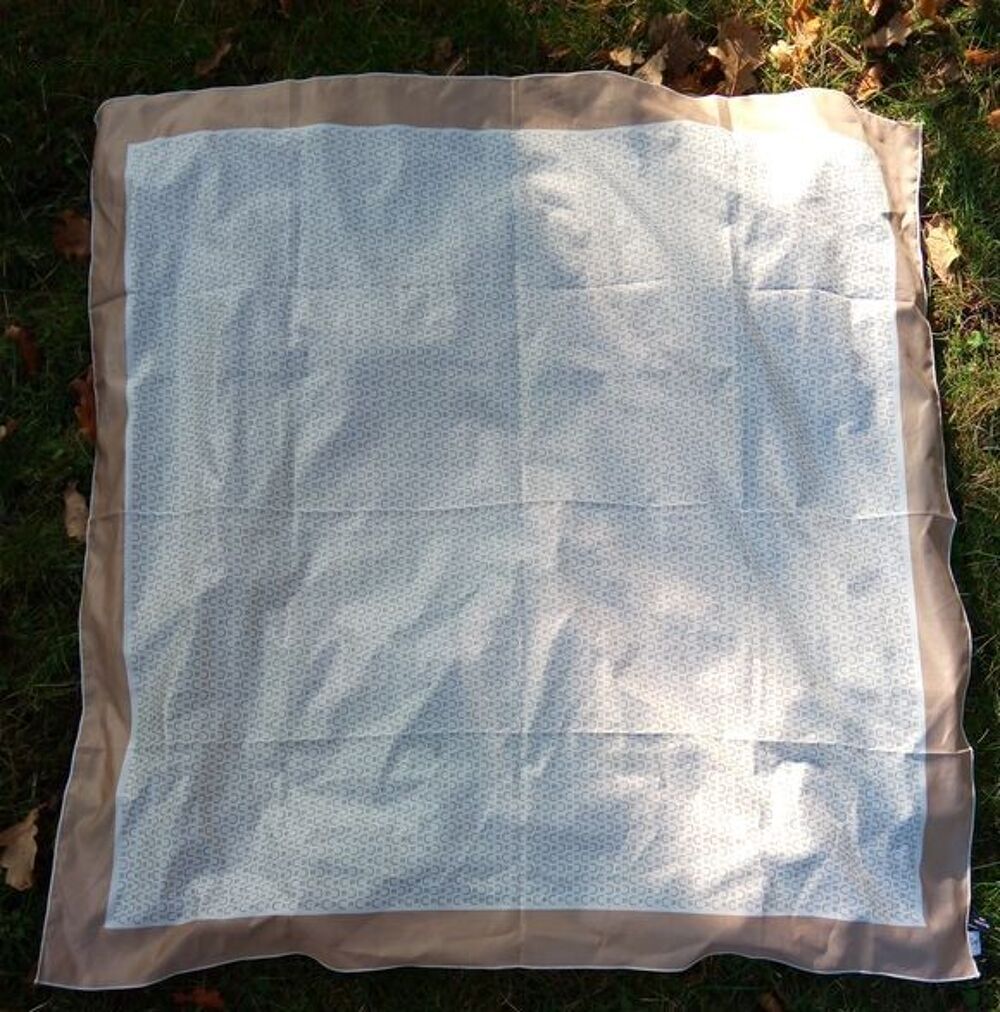 Carr&eacute; foulard Guy Laroche Vêtements