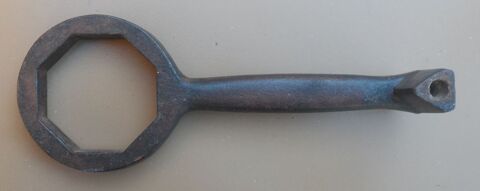 Cl octogonale (8 pans) ouverture 60 Longueur 22 cm. 10 Castries (34)