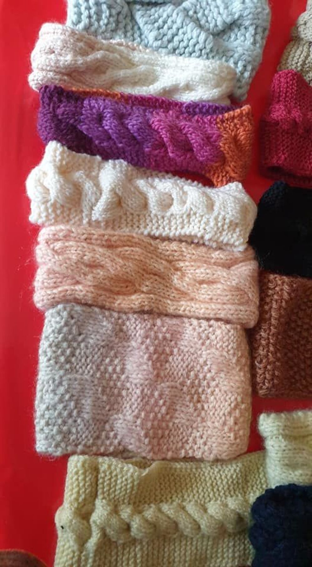 headband tricote main 
Décoration