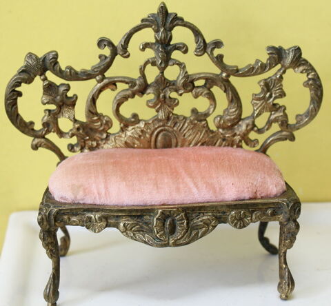 Canapé Sofa rose de poupée XIX eme siècle, bronze ou laiton 130 Issy-les-Moulineaux (92)