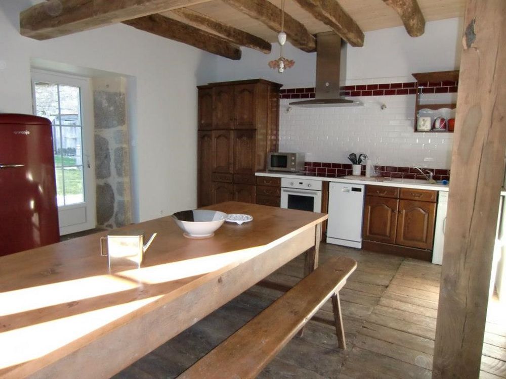   Maison rénovée -ferme - Jacuzzi - Pêche Lac- Wifi Auvergne, Roumégoux (15290)