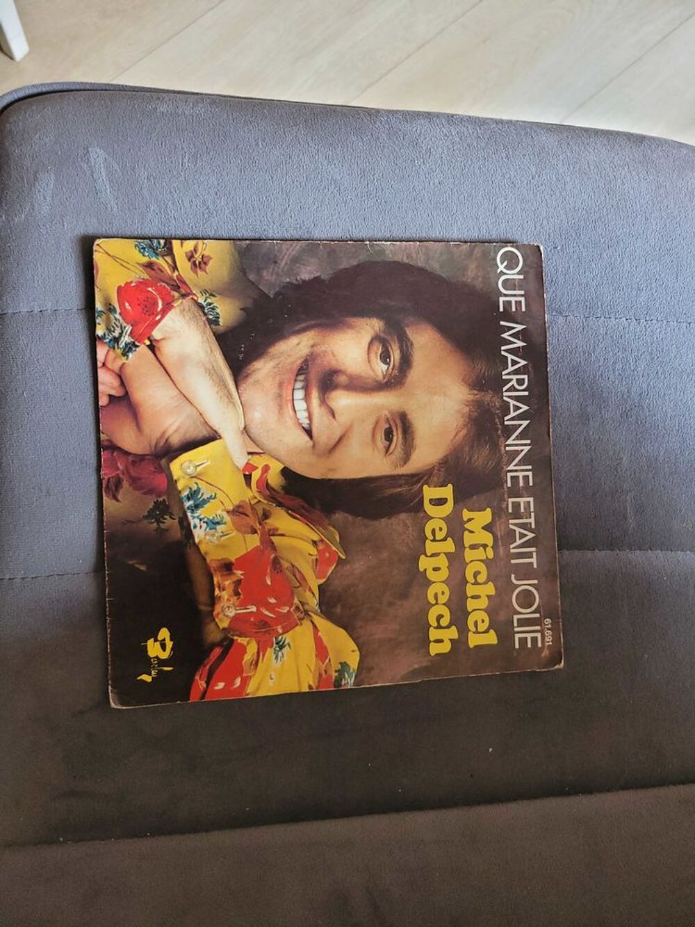 un disque vinyl 45 tours CD et vinyles