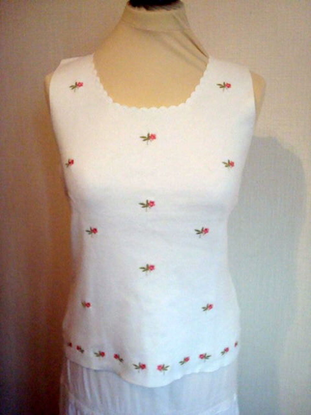 Ensemble blanc tricot (l&eacute;ger) petites fleurs"roses" rebrod&eacute;e Vêtements