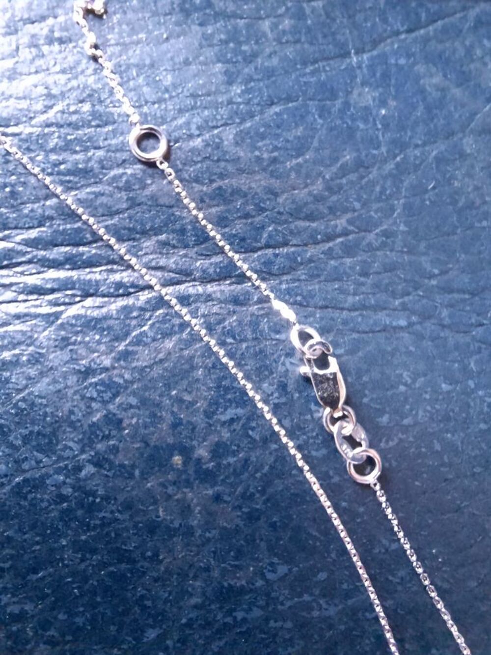 COLLIER OR BLANC 9 CARAT (375/000). Bijoux et montres