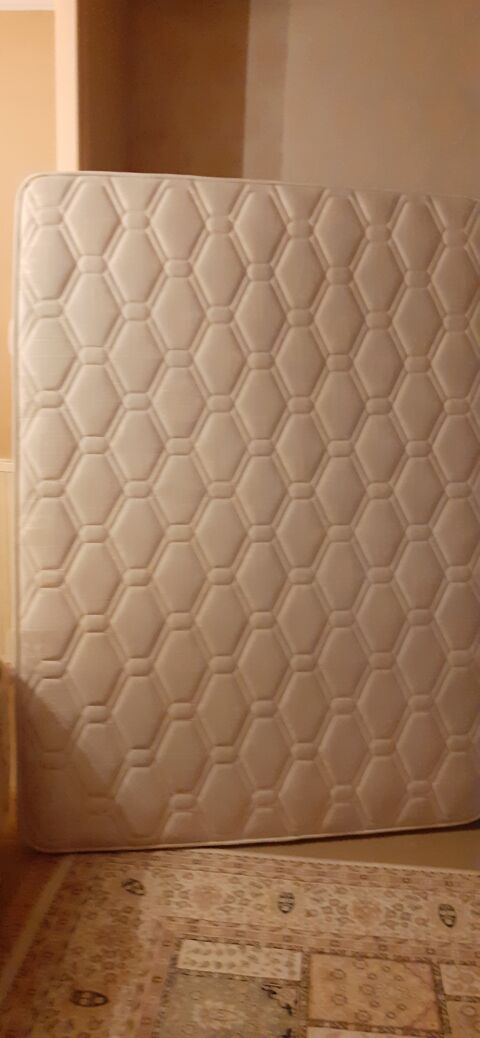 sommier et matelas 140 x190 ;
50 Euros . Bon �tat 50 Locmaria-Grand-Champ (56)