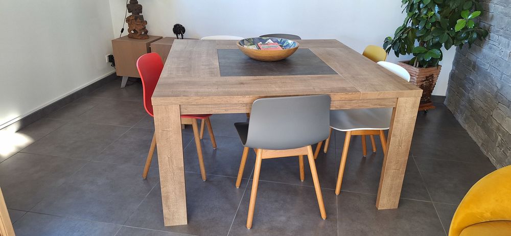 Table bois carr&eacute;e 6-8 personnes Meubles