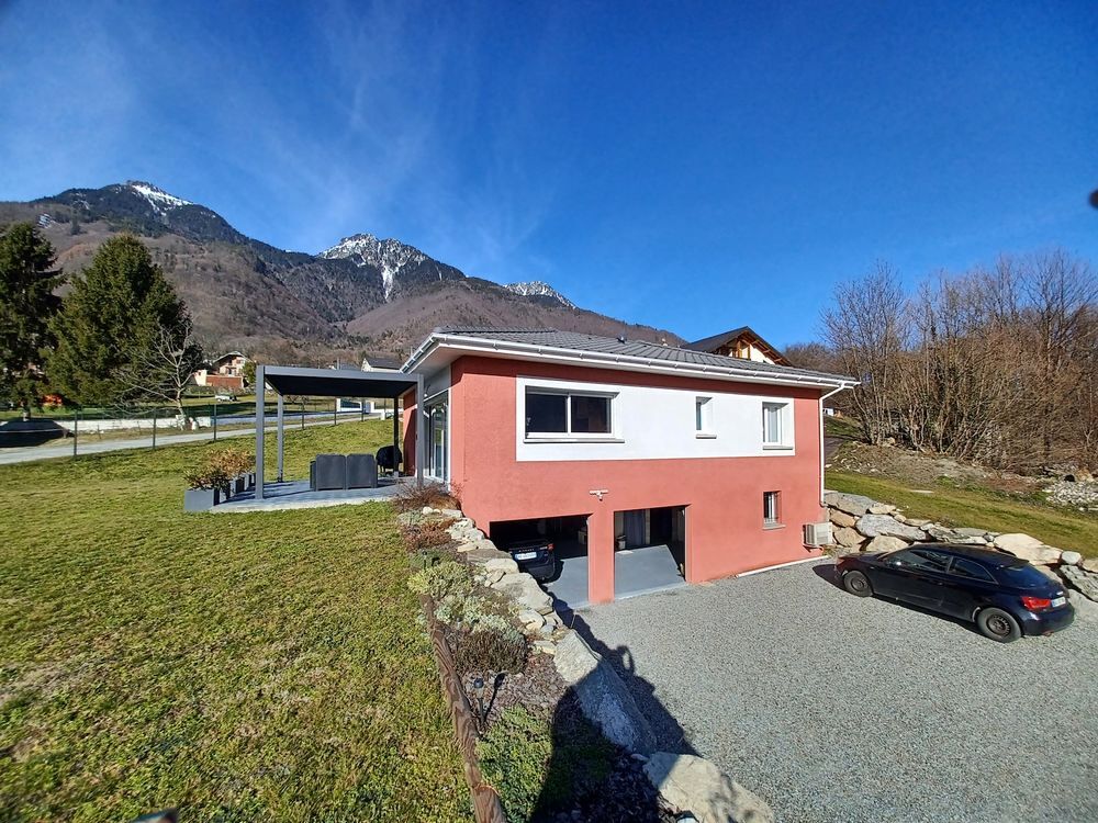 Vente Maison SAINT REMY DE MAURIENNE Découvrez cette superbe maison neuve de plain pied construite en 2022 avec des prestations de qualité sur un magnifique terrain aménagé de 1.450 m2 offrant une très belle vue dégagée et ensoleillée Saint-rémy-de-maurienne