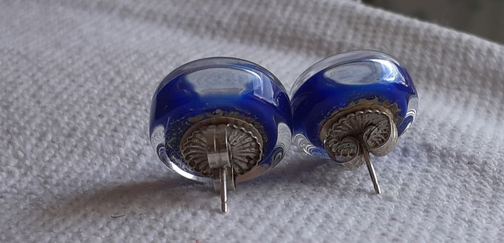 PAIRE DE BOUCLES D OREILLES PYLONES BLEUES EN VERRE SOUFFLE Bijoux et montres