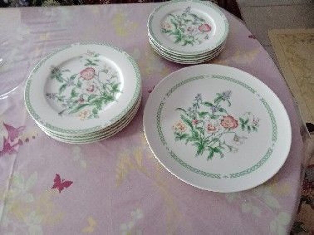 ENSEMLE ASSIETTES ET PLAT ROND . "" REVOL "" Décoration