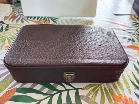 TROUSSE DE TOILETTE POUR LE VOYAGE . 30 Dolus-d'Ol�ron (17)