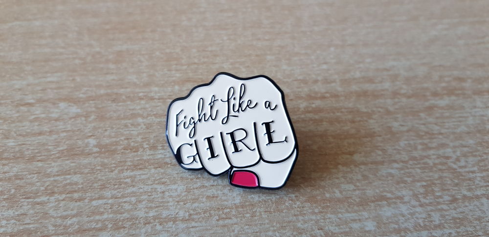 Badge broche pins pin's
En m&eacute;tal &eacute;maill&eacute; 
Fight like a girl Bijoux et montres