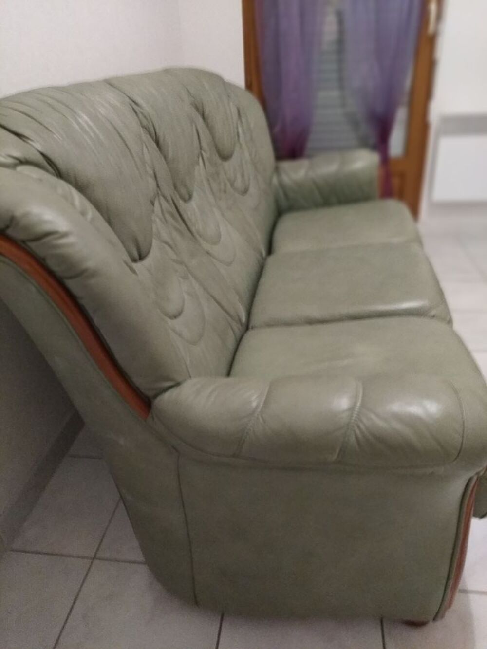 Canap&eacute; cuir pleine fleur vert tr&egrave;s bon &eacute;tat 
Meubles