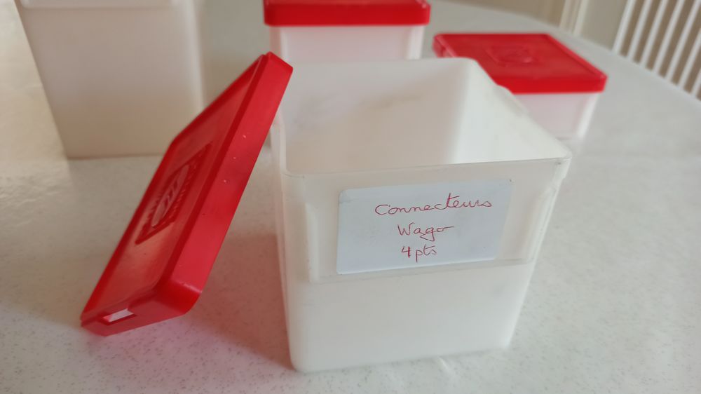 Lot de 11 boites de rangement empilables (trois contenances) Bricolage