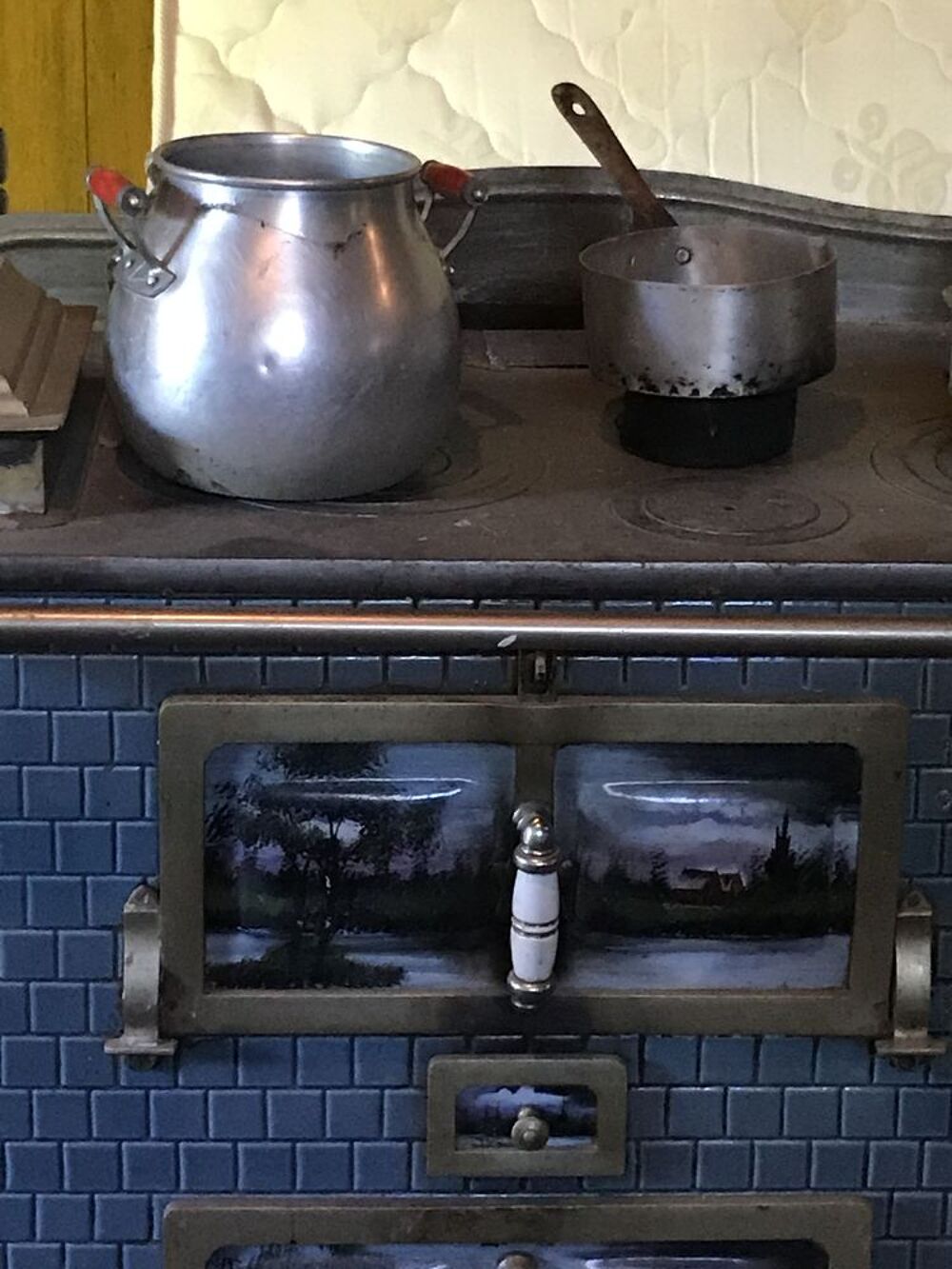 cuisini&egrave;re ancienne &eacute;maill&eacute;e peinte &agrave; la main 