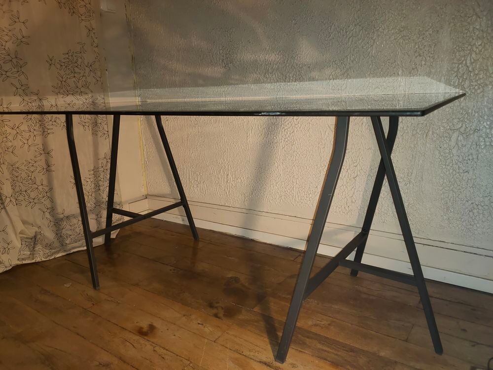 Table en verre sur tr&eacute;pieds , bureau Meubles