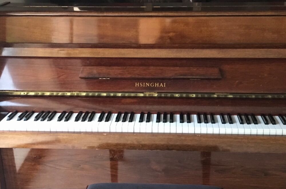 PIANO DROIT DE MARQUE &quot; HSINGHAI &quot; Instruments de musique