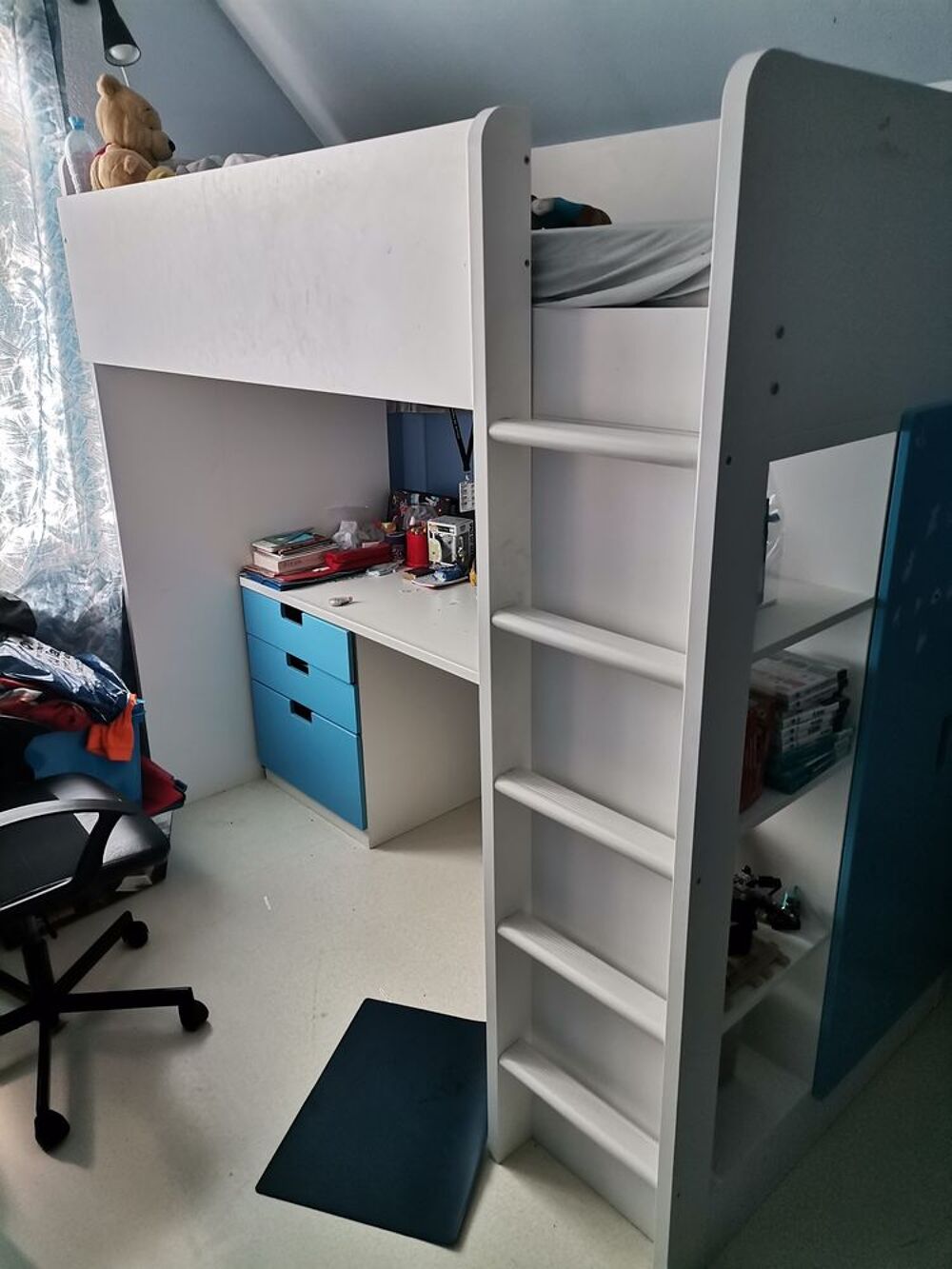 lit superpos&eacute; blanc et bleu &eacute;tat neuf avec rangement Mobilier enfants