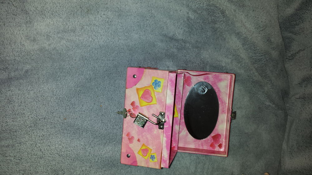 COFFRET ROSE DIDDL
LARGEUR 10 CM
LONGUEUR 15 CM Jeux / jouets