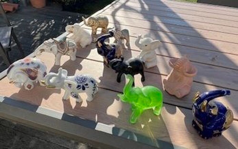 Collection de 12 bibelots figurant des &eacute;l&eacute;phants : 10 en por 