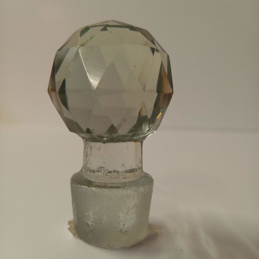 Bouchon de carafe en cristal ou verre avec des facettes, anc Décoration