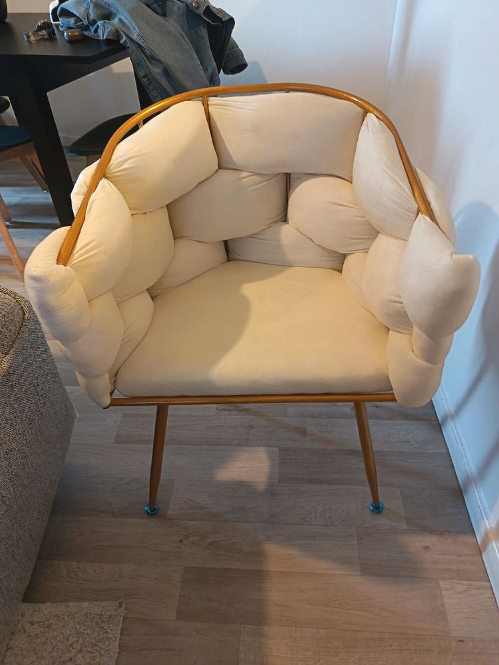 Fauteuil cr&egrave;me et dor&eacute; pour salon Meubles