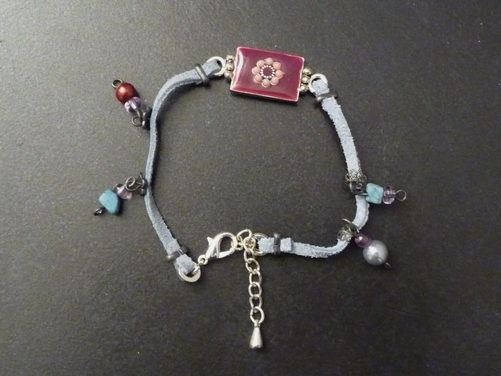 Bracelet en Daim Bleu Ciel et en M&eacute;tal Argent&eacute;- Neuf Bijoux et montres