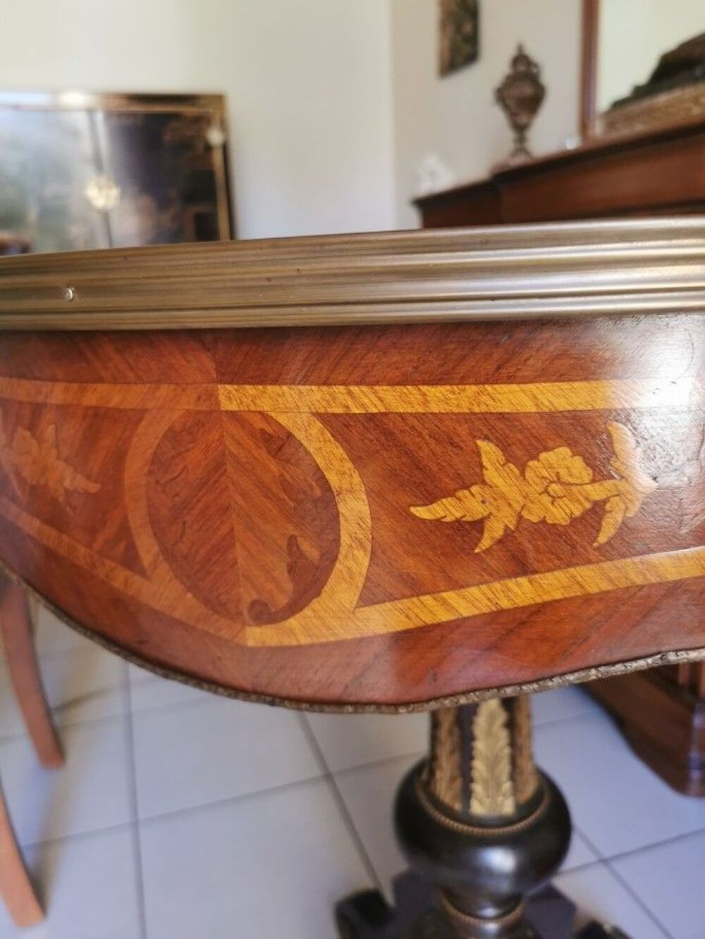 Grand gu&eacute;ridon avec plateau en marqueterie Meubles