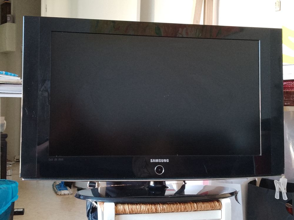 TV Samsung tbe + enceintes + manette jeu Audio et hifi