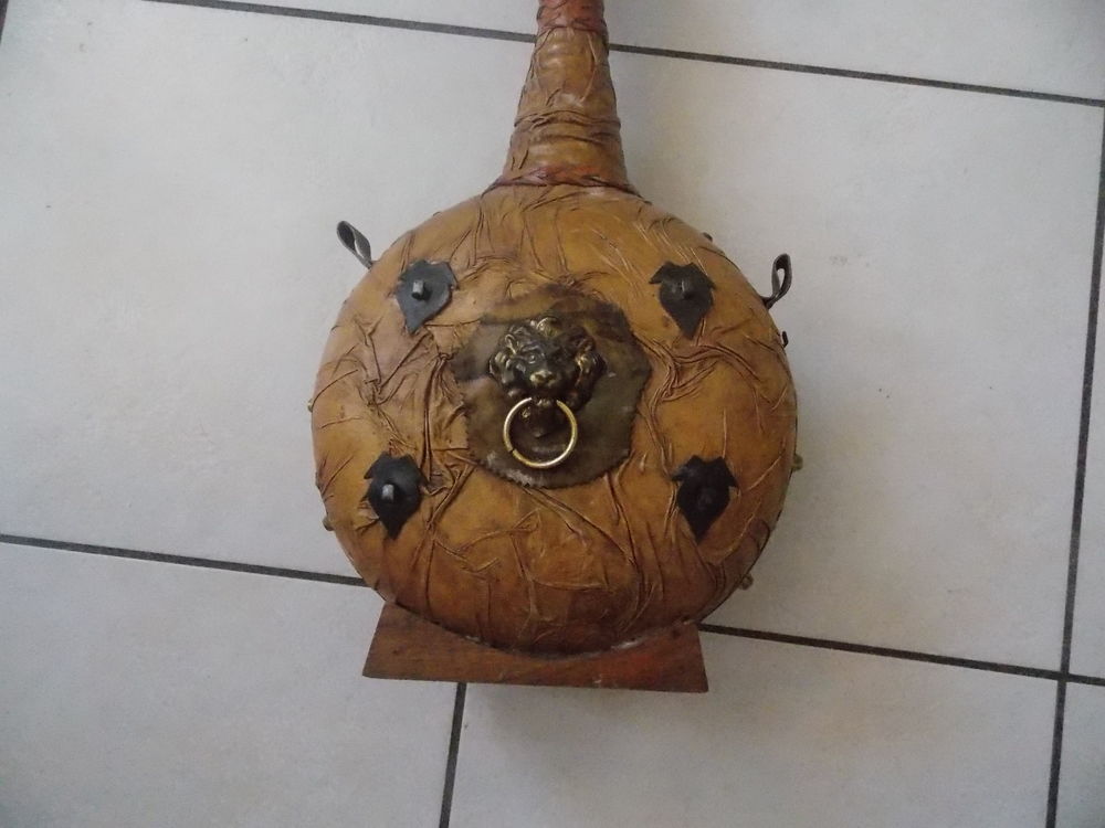 grande bouteille ancienne envelopp&eacute; de cuir Décoration