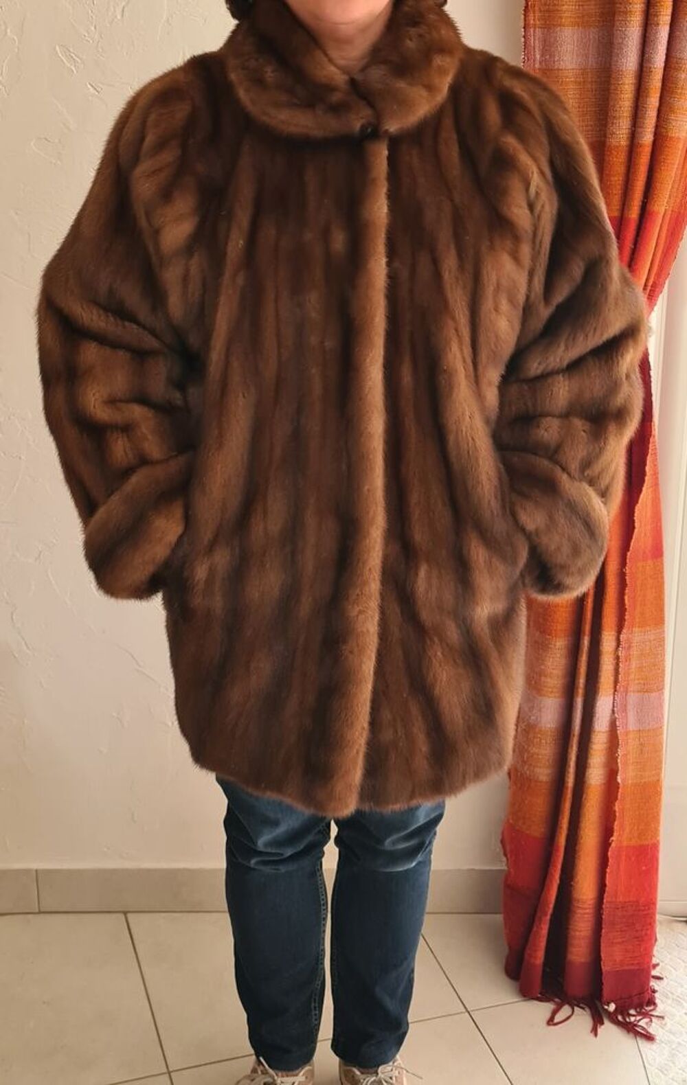Veste 3/4 en fourrure de Vison v&eacute;ritable. Tr&egrave;s bon &eacute;tat. Vêtements