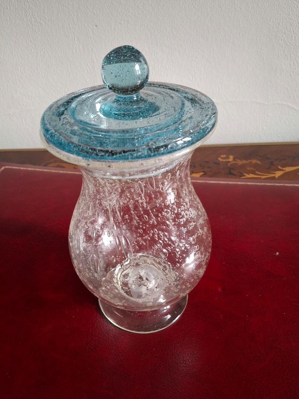 Pot couvert en verre bull&eacute; de Biot, bonbonni&egrave;re Décoration