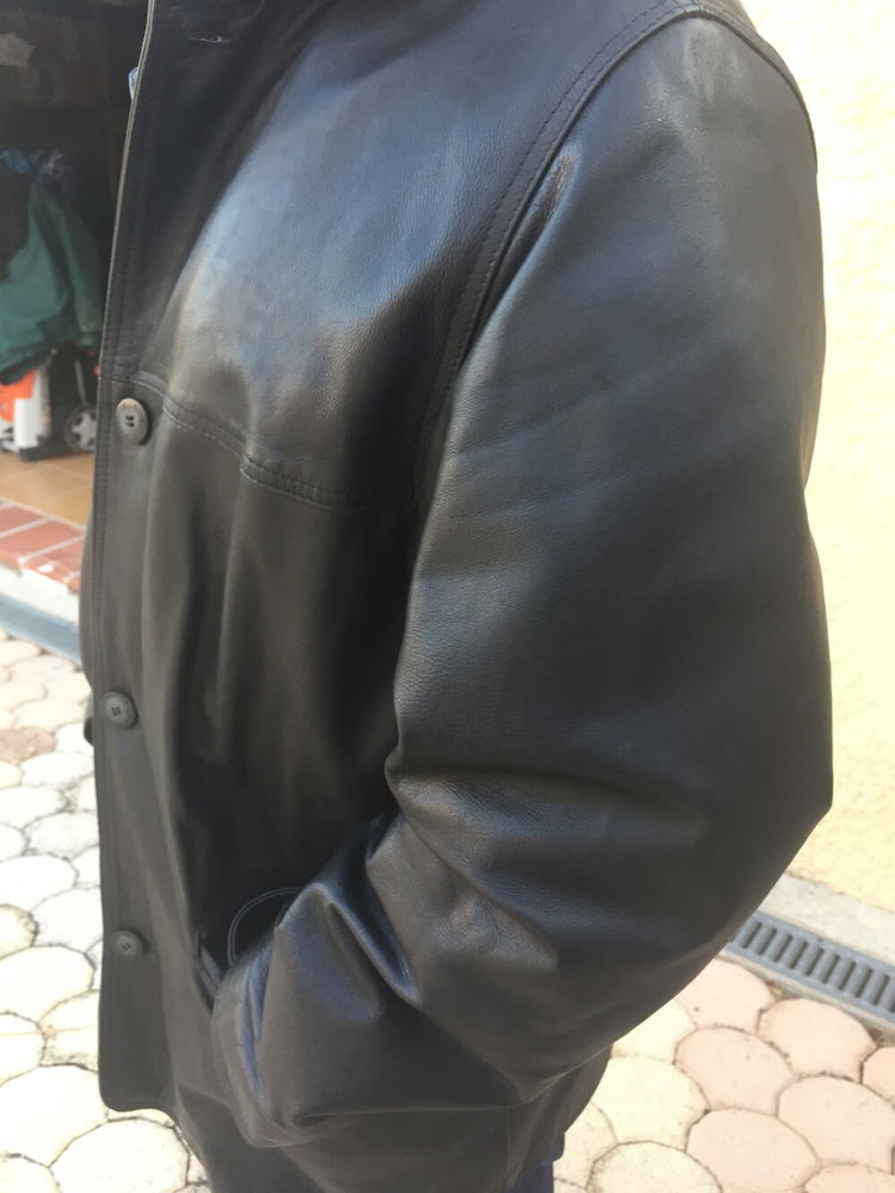 VESTE CUIR HOMME TRES BELLE QUALITE TAILLE XL ( FRANCE 48 )
Vêtements