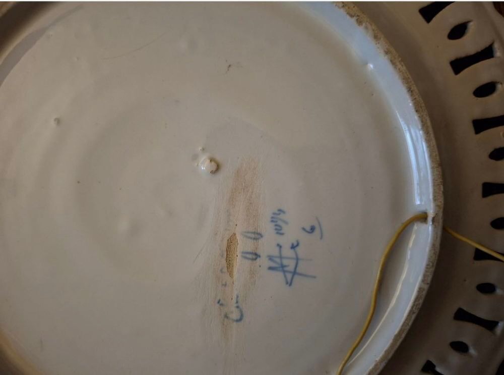 Assiette d&eacute;corative en fa&iuml;ence de Desvres , milieu 20e . Diam 25 cm D�coration