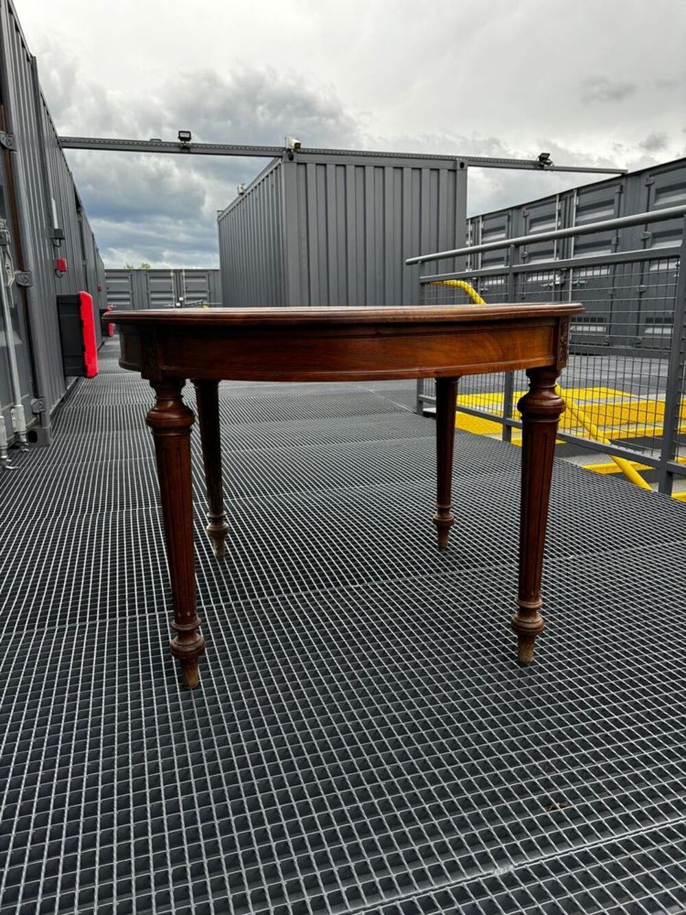 Table ancienne en bois massif , mod&egrave;le rare style Louis XVI Meubles
